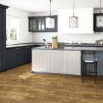 Piso Vinílico Kflooring Roble Oscuro GluCor 3.5 mm LVT Tránsito Comercial Alto Pegable 3.16m² - Image 2