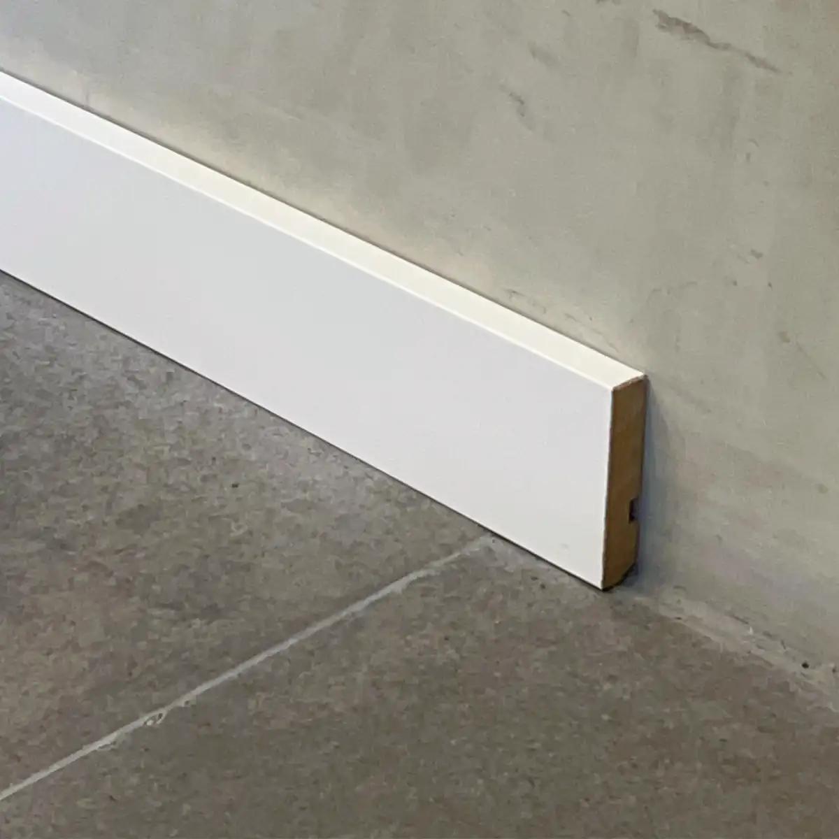 ZR70-B -1 Zócalo Recto Foliado Blanco Frigg 7cm MDF Madera Piso Pared 2.75m - Image 1